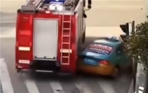 出租車擋道致消防車剮蹭，交警認(rèn)定出租車全責(zé)，救險(xiǎn)車不應(yīng)為避讓而受限
